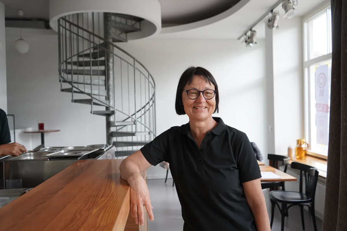 Elisabeth Brugger am Tresen des «Hut’s», sie lächelt.